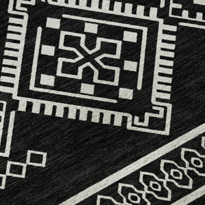 HomeRoots 8' Black And Ivory Southwestern Round Rug – Washable, UV Protected & Perfect for Busy Homes 671597