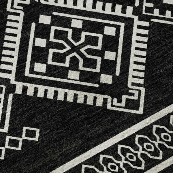 HomeRoots 8' Black And Ivory Southwestern Round Rug – Washable, UV Protected & Perfect for Busy Homes 671597