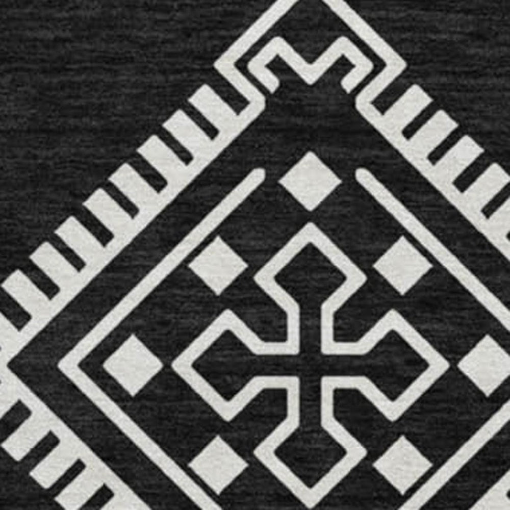 HomeRoots 8' Black And Ivory Southwestern Round Rug – Washable, UV Protected & Perfect for Busy Homes 671597