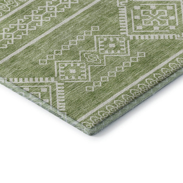 HomeRoots 8' Green and Ivory Southwestern Round Rug – Washable, UV-Protected, Stain-Resistant, Durable Design 671633