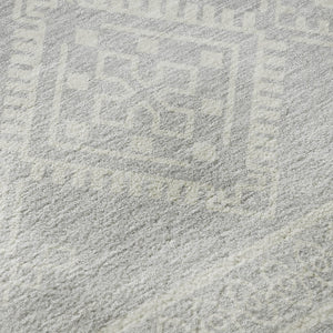 HomeRoots 8' Southwestern Round Rug in Silver & Ivory - Washable, UV Protected & Perfect for Busy Homes! 671669