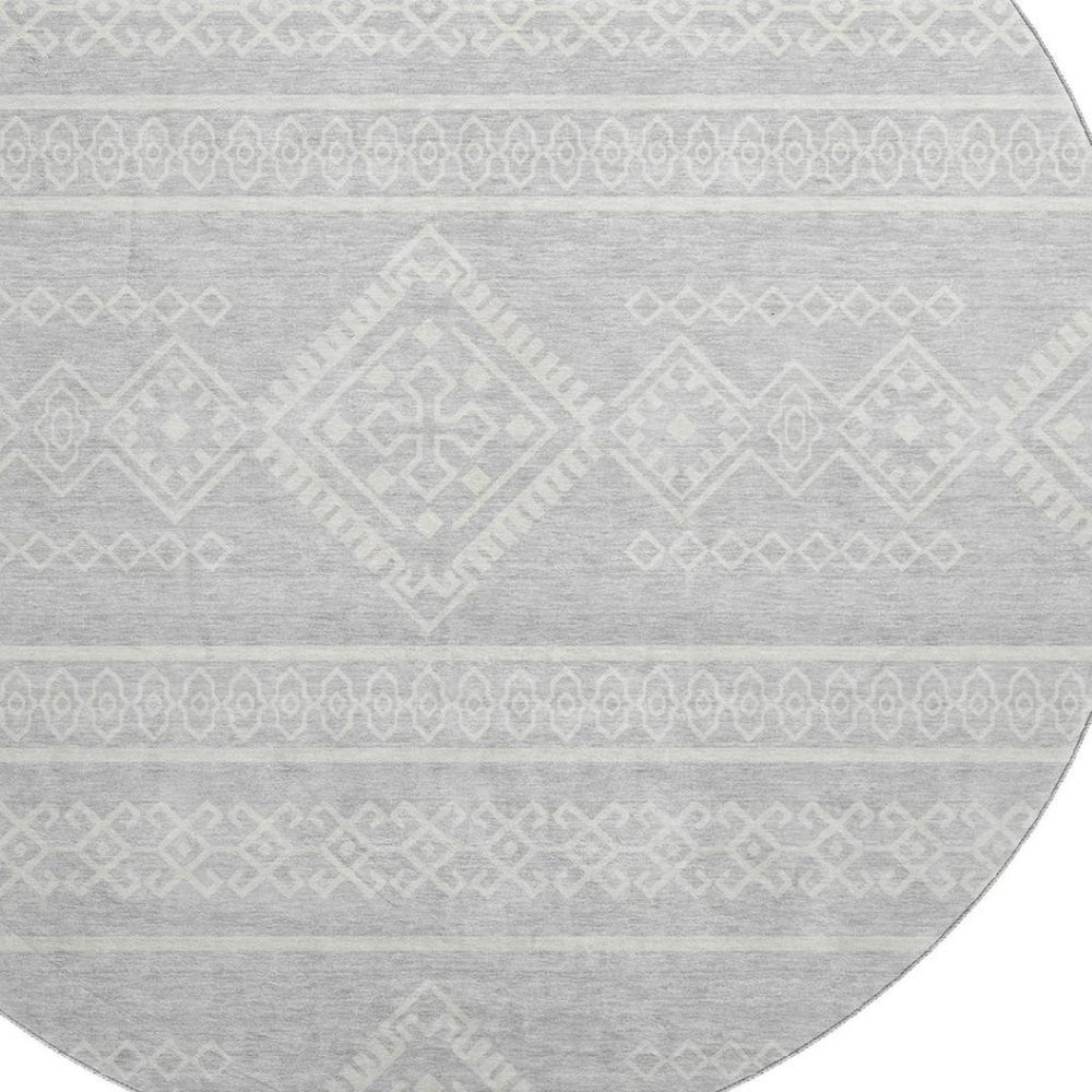 HomeRoots 8' Southwestern Round Rug in Silver & Ivory - Washable, UV Protected & Perfect for Busy Homes! 671669