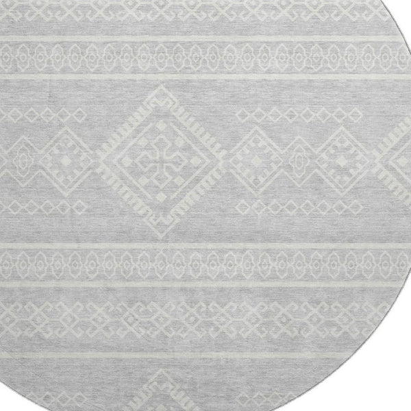 HomeRoots 8' Southwestern Round Rug in Silver & Ivory - Washable, UV Protected & Perfect for Busy Homes! 671669