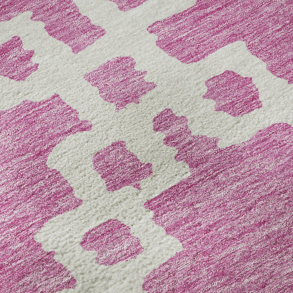 HomeRoots 8' Blush and Ivory Abstract Geometric Round Rug - Washable, UV Protected, Pet-Friendly & Stylish! 671693