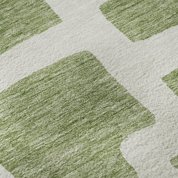 HomeRoots 8' Green and Ivory Abstract Geometric Round Rug - Washable, UV-Protected, Durable & Stylish Décor Piece 671801