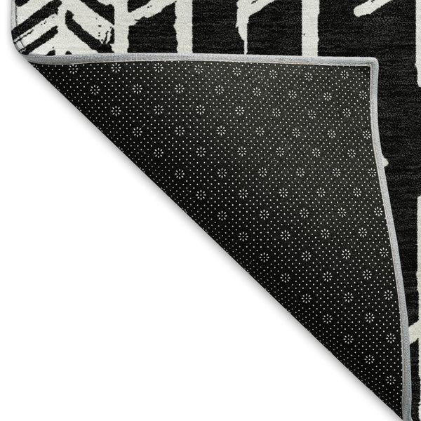 HomeRoots 8' Black And Ivory Tribal Round Rug - Washable, UV Protected, Stain Resistant for Active Homes 672023