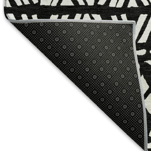 HomeRoots 5' X 8' Black And Ivory Southwestern Area Rug - Washable, UV Protected, Stain Resistant for Homes 672094