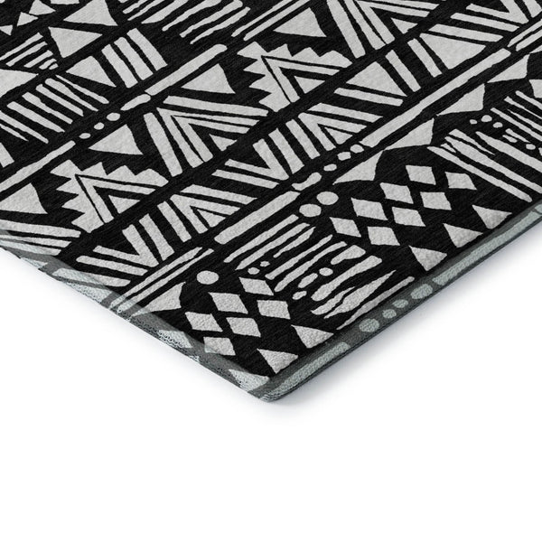 HomeRoots 5' X 8' Black And Ivory Southwestern Area Rug - Washable, UV Protected, Stain Resistant for Homes 672094