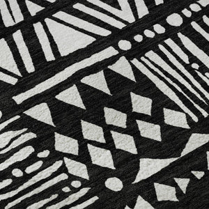 HomeRoots 8' Black And Ivory Southwestern Round Rug - Washable, UV Protected, Durable for Homes with Kids & Pets 672095