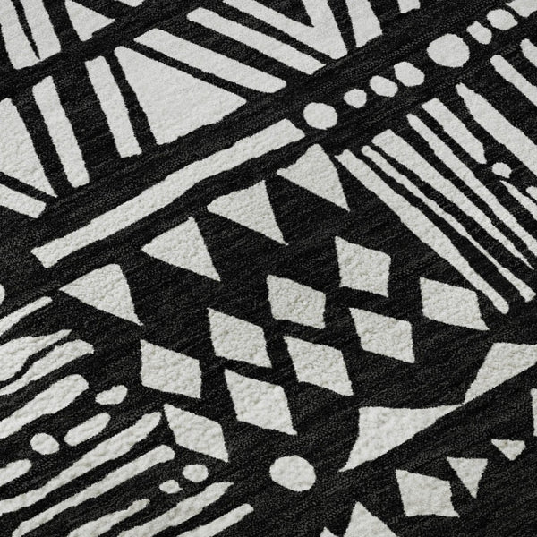 HomeRoots 8' Black And Ivory Southwestern Round Rug - Washable, UV Protected, Durable for Homes with Kids & Pets 672095