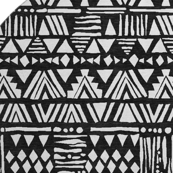 HomeRoots 8' Black And Ivory Southwestern Round Rug - Washable, UV Protected, Durable for Homes with Kids & Pets 672095