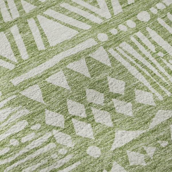 HomeRoots 8' Green And Ivory Southwestern Round Rug – Washable, UV Protected, Durable for Homes with Kids & Pets 672113