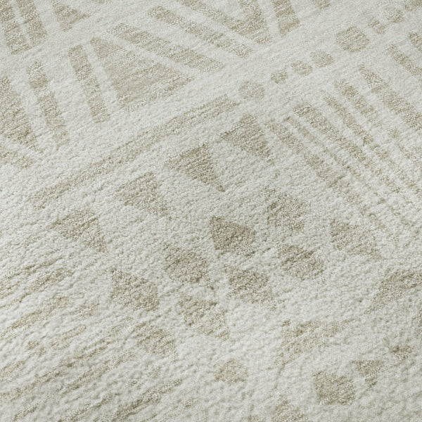 HomeRoots 8' Ivory and Beige Southwestern Washable Round Rug - Durable, Stain-Resistant, UV Protected Design 672119