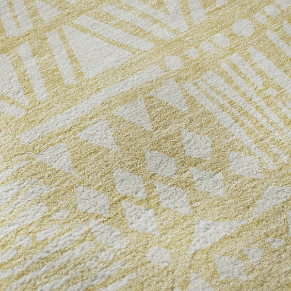 HomeRoots 8' Wheat And Ivory Southwestern Round Area Rug - Washable, UV Protected, Perfect for Family Spaces! 672149
