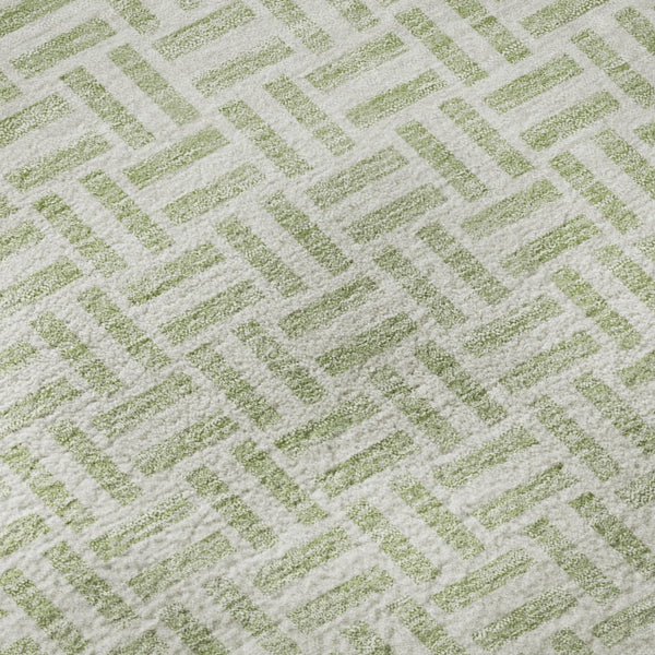 HomeRoots 8' Artichoke Green Geometric Round Rug - Washable, UV-Protected, Durable for High-Traffic Areas 672383