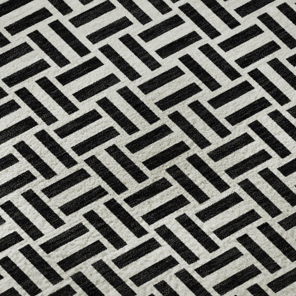 HomeRoots 8' Black And Ivory Geometric Washable Round Rug – Durable, Stylish, UV-Protected for Every Space 672389