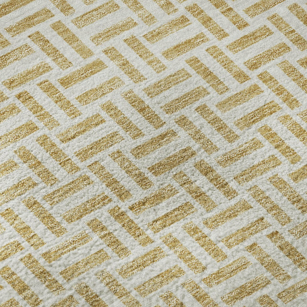 HomeRoots 8' Gold and Ivory Geometric Round Rug - Washable, UV Protected, Stain-Resistant for Stylish Spaces 672407