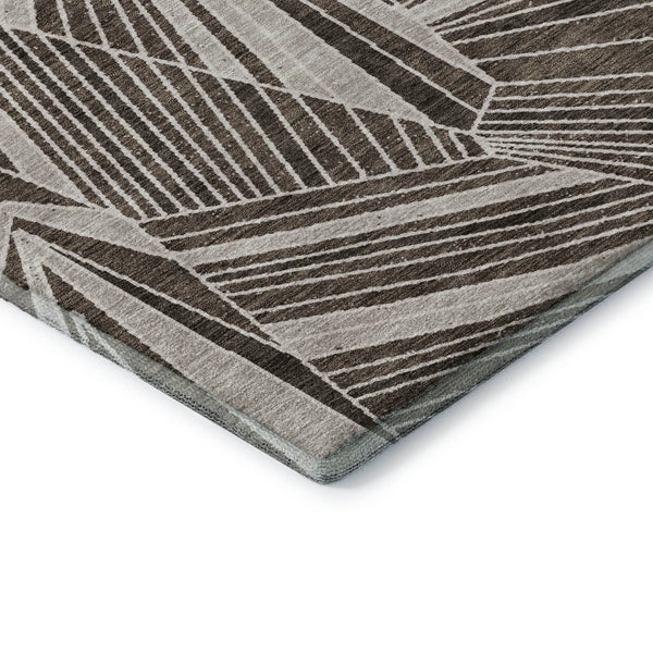 HomeRoots 8' Brown and Beige Geometric Washable Round Rug – UV Protected, Stain-Resistant, Easy Care! 672746