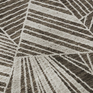 HomeRoots 8' Brown and Beige Geometric Washable Round Rug – UV Protected, Stain-Resistant, Easy Care! 672746