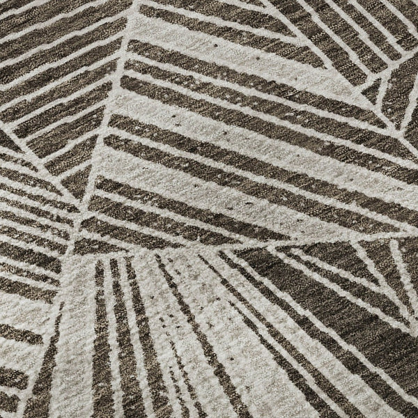 HomeRoots 8' Brown and Beige Geometric Washable Round Rug – UV Protected, Stain-Resistant, Easy Care! 672746