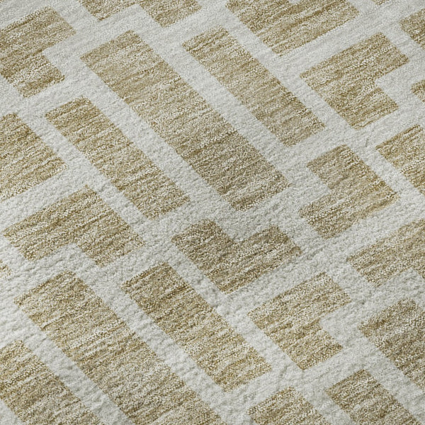 HomeRoots 8' Beige and Ivory Geometric Round Rug - Washable, UV-Protected, Ideal for High Traffic Areas 672806