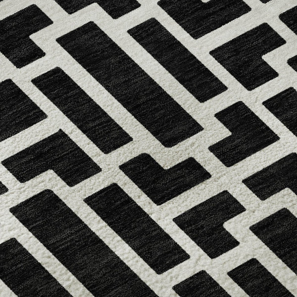 HomeRoots 8' Black And Ivory Geometric Round Rug - Washable, UV Protected, Durable, Modern Design for Any Space 672812