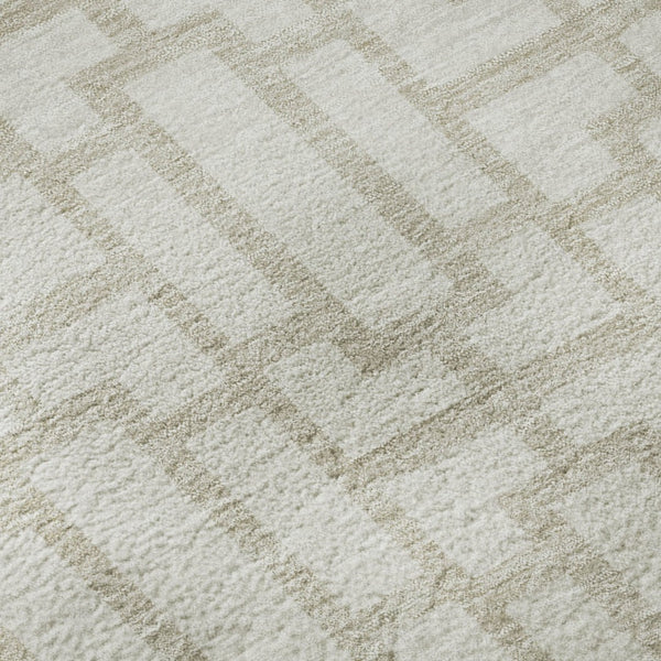 HomeRoots 8' Ivory and Beige Geometric Round Rug - Washable, UV Protected, Perfect for High-Traffic Areas 672830