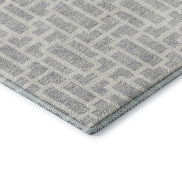 HomeRoots 5' X 8' Silver And Ivory Geometric Area Rug - Stylish, Washable & UV-Protected for Modern Spaces 672847