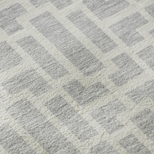 HomeRoots 8' Silver and Ivory Geometric Round Rug - Washable, UV Protected, Perfect for High-Traffic Areas! 672848