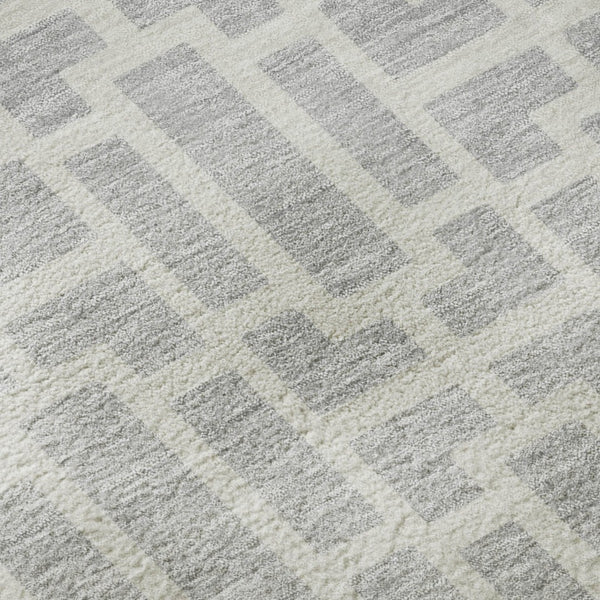 HomeRoots 8' Silver and Ivory Geometric Round Rug - Washable, UV Protected, Perfect for High-Traffic Areas! 672848