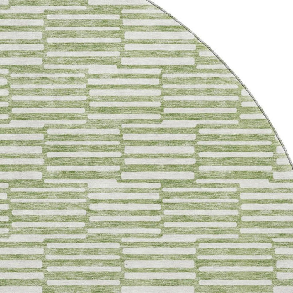 HomeRoots 8' Stylish Green and Ivory Abstract Round Rug – Washable, UV Protected, and Perfect for Any Space! 672980