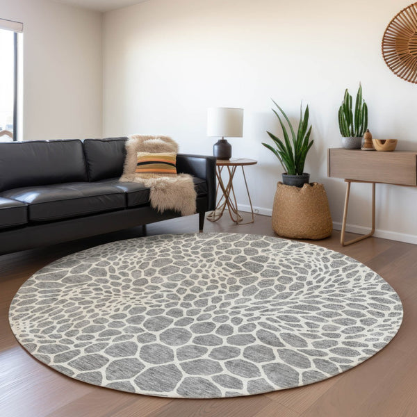 HomeRoots 8' Gray And Ivory Geometric Round Rug - Washable, UV Protected, Family-Friendly Design for Modern Spaces 673052