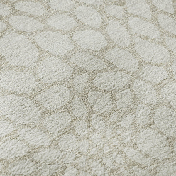 HomeRoots 8' Ivory and Beige Geometric Round Rug - Washable, UV-Protected, Stylish & Durable for High Traffic Areas 673058