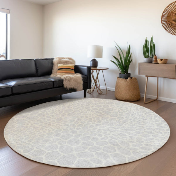 HomeRoots 8' Silver And Ivory Geometric Round Rug - Washable, UV-Protected, Durable, Perfect for Busy Homes! 673094