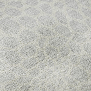 HomeRoots 8' Silver And Ivory Geometric Round Rug - Washable, UV-Protected, Durable, Perfect for Busy Homes! 673094