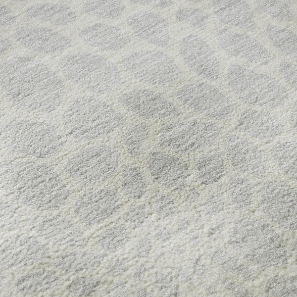HomeRoots 8' Silver And Ivory Geometric Round Rug - Washable, UV-Protected, Durable, Perfect for Busy Homes! 673094