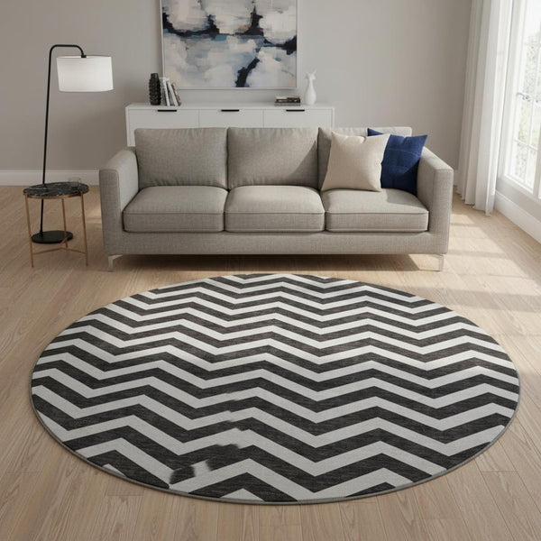 HomeRoots 8' Black and Ivory Chevron Washable Round Rug - Durable, UV-Protected, Stylish for High-Traffic Areas 673276