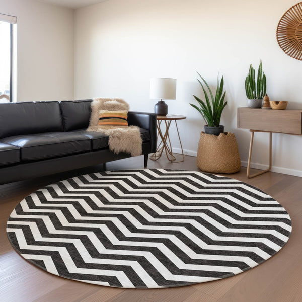HomeRoots 8' Black and Ivory Chevron Washable Round Rug - Durable, UV-Protected, Stylish for High-Traffic Areas 673276