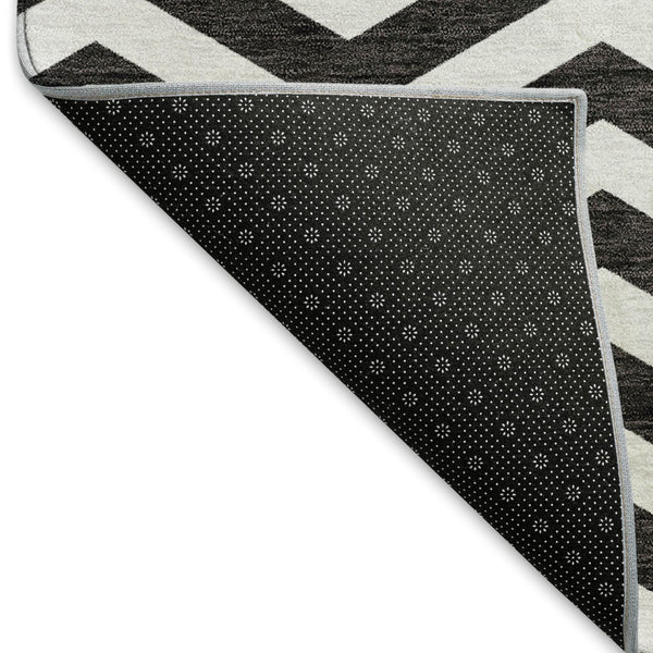 HomeRoots 8' Black and Ivory Chevron Washable Round Rug - Durable, UV-Protected, Stylish for High-Traffic Areas 673276