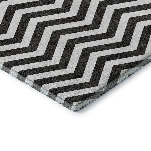 HomeRoots 8' Black and Ivory Chevron Washable Round Rug - Durable, UV-Protected, Stylish for High-Traffic Areas 673276