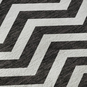 HomeRoots 8' Black and Ivory Chevron Washable Round Rug - Durable, UV-Protected, Stylish for High-Traffic Areas 673276