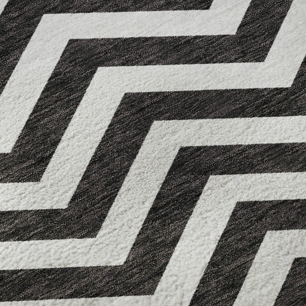 HomeRoots 8' Black and Ivory Chevron Washable Round Rug - Durable, UV-Protected, Stylish for High-Traffic Areas 673276
