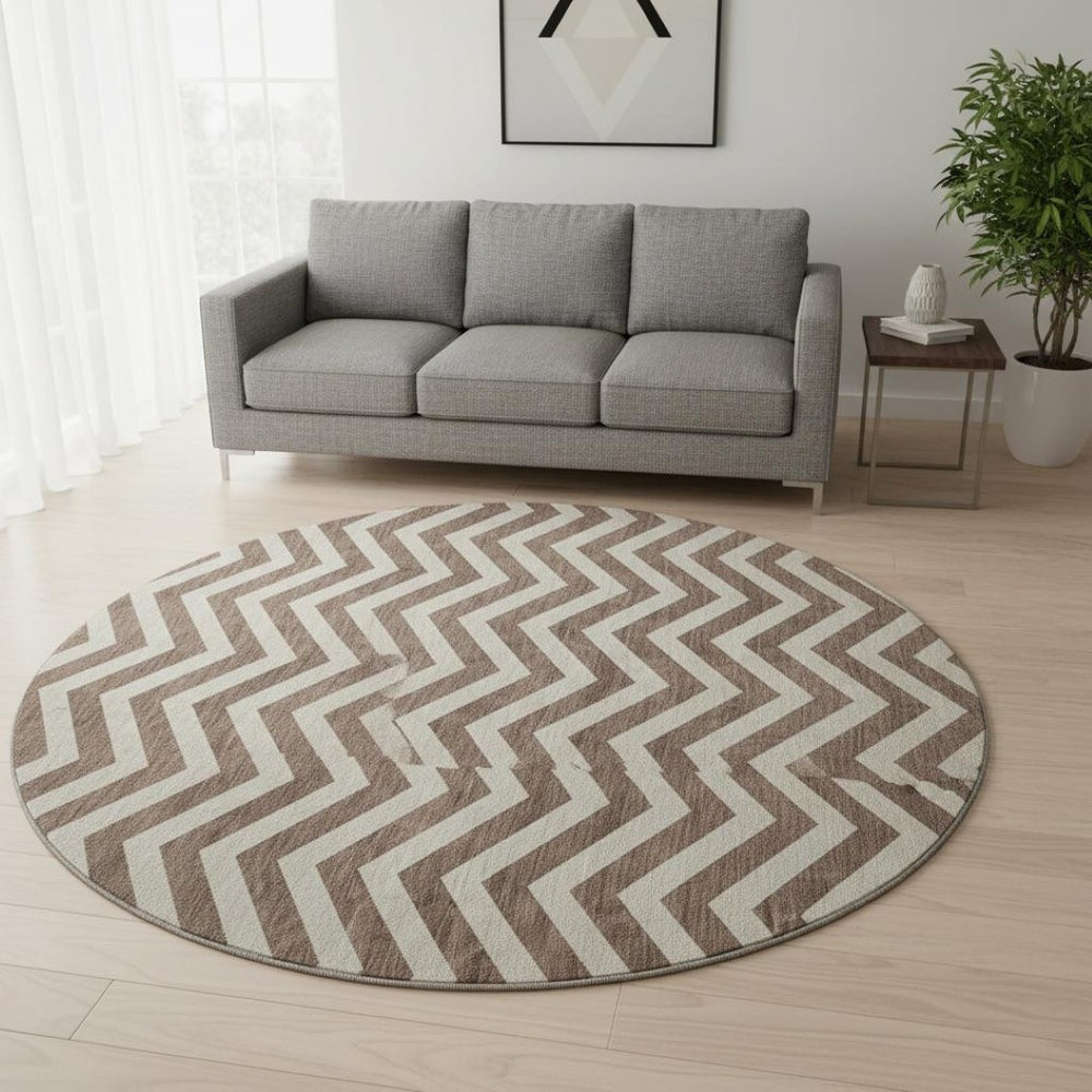 HomeRoots 8' Brown and Beige Chevron Washable Round Rug - Durable, UV Protected, Modern Design for Any Room 673282