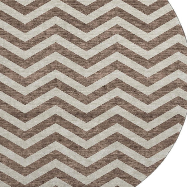 HomeRoots 8' Brown and Beige Chevron Washable Round Rug - Durable, UV Protected, Modern Design for Any Room 673282