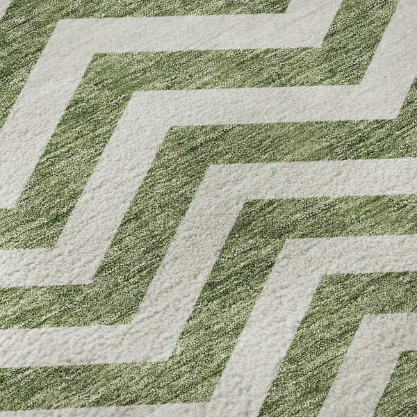HomeRoots 8' Green and Ivory Chevron Washable Round Rug - UV Protected, Durable, Stylish for Home & Patio 673294