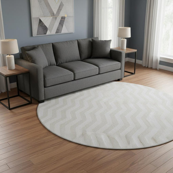 HomeRoots 8' Ivory and Beige Chevron Round Rug - Washable, Stain-Resistant with UV Protection for Active Homes 673300