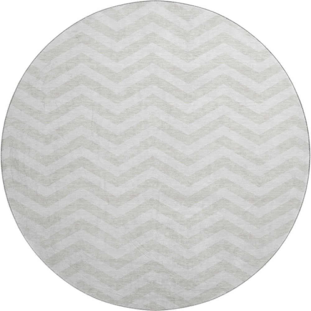 HomeRoots 8' Ivory and Beige Chevron Round Rug - Washable, Stain-Resistant with UV Protection for Active Homes 673300