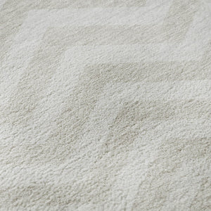 HomeRoots 8' Ivory and Beige Chevron Round Rug - Washable, Stain-Resistant with UV Protection for Active Homes 673300