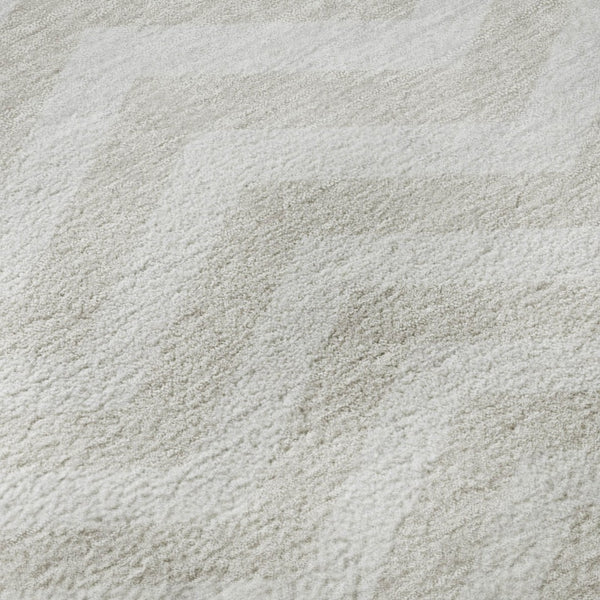 HomeRoots 8' Ivory and Beige Chevron Round Rug - Washable, Stain-Resistant with UV Protection for Active Homes 673300
