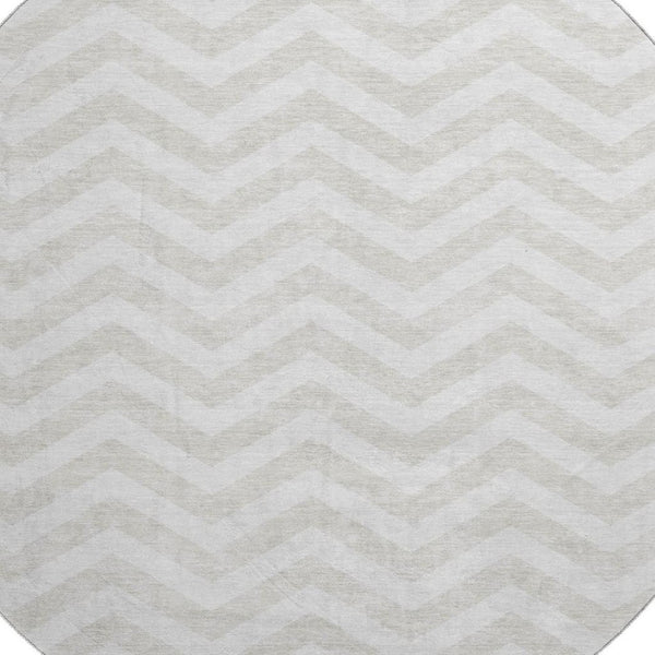 HomeRoots 8' Ivory and Beige Chevron Round Rug - Washable, Stain-Resistant with UV Protection for Active Homes 673300